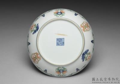 图片[3]-Dish with wucai polychrome decoration of flowers, Qing dynasty, Daoguang reign (1821-1850 )-China Archive